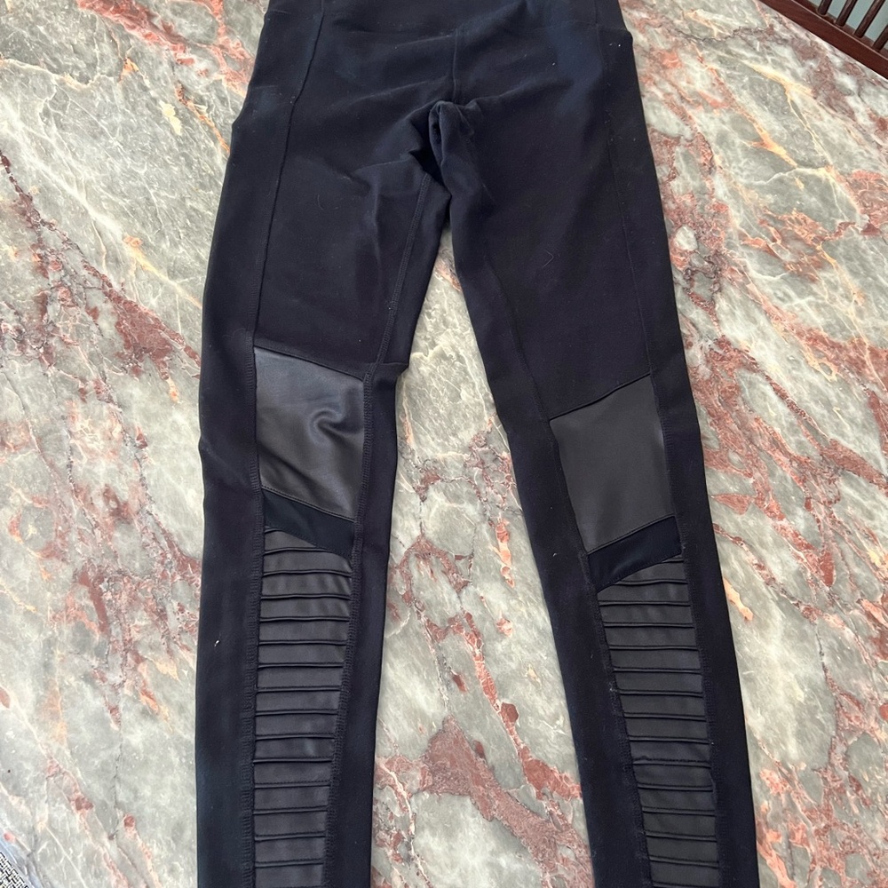 Alo Yoga High Waisted Moto Leggings in Black XS NWOT - Picture 3 of 6